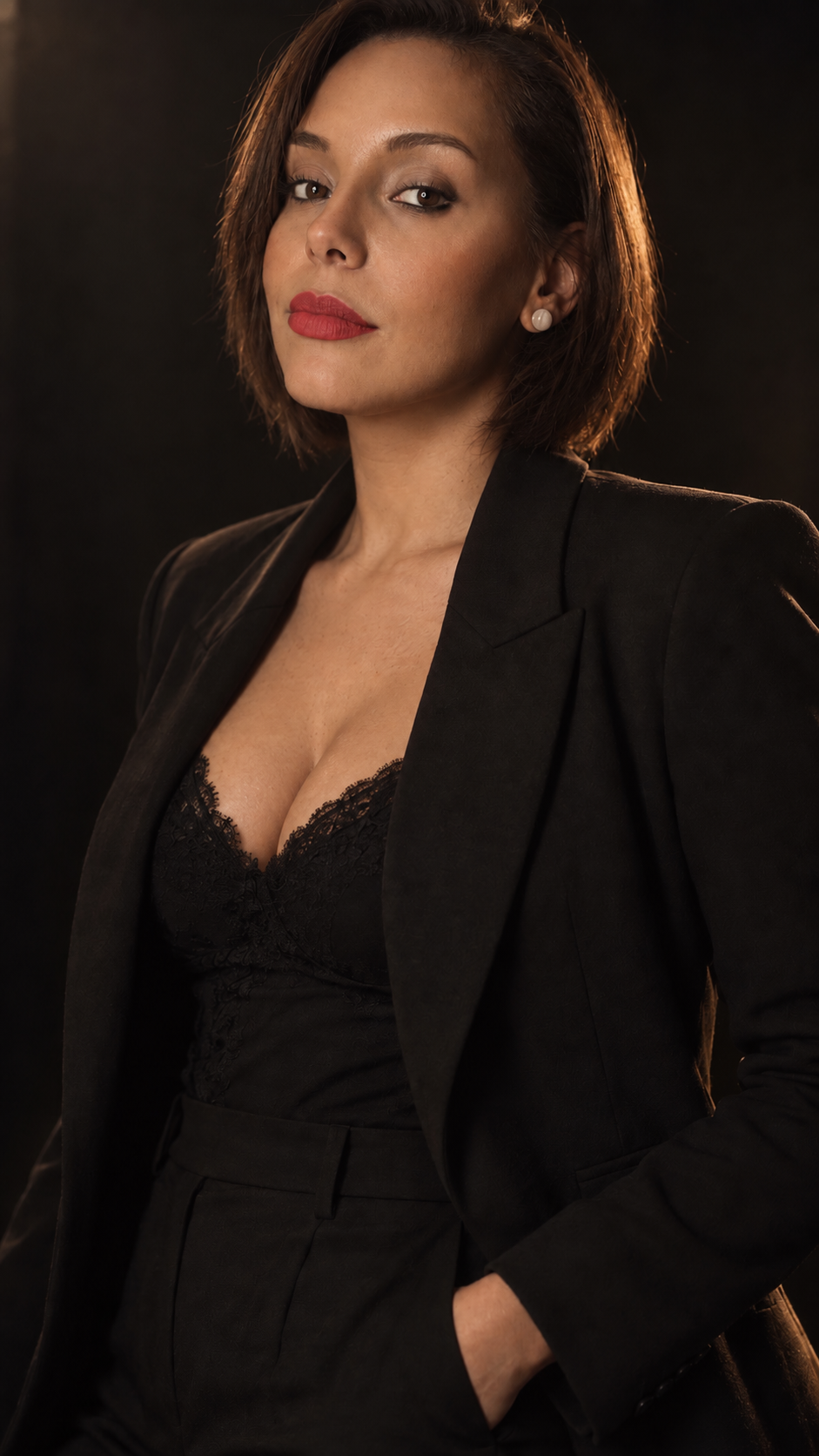 Gloria Ralambo en veste noire sur un fond sombre